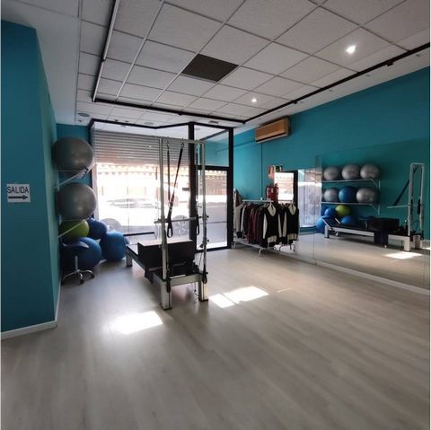 Total surface area 130 m², local usable floor area 120 m², water, air conditioning (hot and cold), mezzanine (de unos 10 m2), divisions (dos locales en uno), store front (dos escapartes, dos entradas), state of repair: in good condition, light, groun...