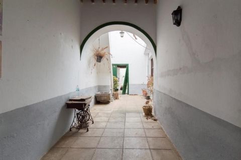 Rustic house, located in the center of Arico Nuevo. A few minutes walk from the main square of the town. It is a house of old construction, which needs reforms. It is made up of two areas, a main area, currently in good condition, consisting of five ...