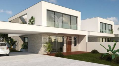 This villa of modern architecture with very generous areas, with three suites and domotic system is inserted in a plot of 325m2 with a gross construction area of 225.70m2 spread over 2 floors. The property is under construction and the expected compl...