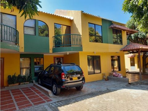 In Santa Marta, 3-bedroom house for sale in a gated complex located in the exclusive sector of El Jardín with beautiful spaces suitable for the whole family, close to EPS clinics, recreation areas, recreation and sports, supermarkets a few minutes fr...