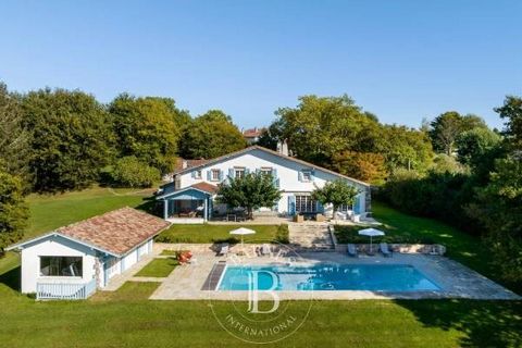 Ideally located in a peaceful environment, just a few minutes from the golf course, this magnificent 18th century property has a large 1.3 hectare plot. It offers beautiful reception areas, a billiard room, 7 bedrooms and an office. Very nice terrace...