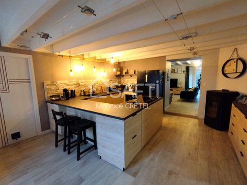 Située sur la commune des BROUZILS en Vendée ,en sortie de bourg . Je vous propose cette maison en pierres et poutres apparentes de 173 m² habitable , une entrée sur une cuisine équipée et aménagée de 23 M² ,une salle à manger , un bureau (avec un ac...