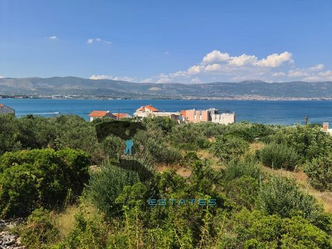 A large land parcel in excellent location in Slatine on the island of Čiovo. Very close to the sea, with a beautiful open view from the ground level at Kaštela, the entire Kaštela bay, Trogir and Split. Very well road connected, it is suitable for bu...