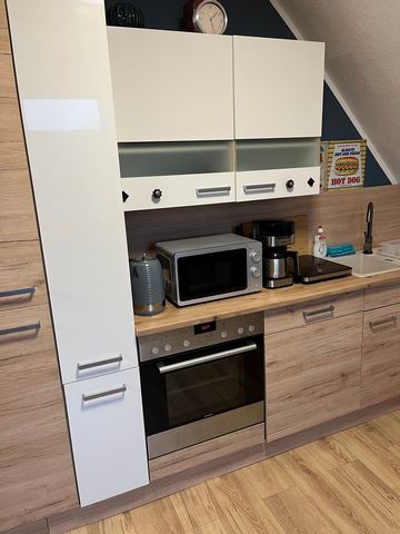 55sqm - Apartment in Hammer East with open kitchen-living room, bedroom and bathroom. The kitchen is fully equipped and includes a kettle, a coffee machine with timer function, microwave, induction hob including saucepan and frying pan. A fridge and ...