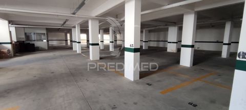 Opportunity to acquire a wonderful garage with more than 1700m2 usable, which is equivalent to about 70 parking spaces. It is located a few meters from the historic center of Belas, in an area with a lack of parking options. The property is in excell...