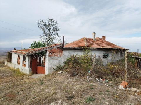 One-story house for sale with a large yard and a beautiful view. Living area: 100 sq.m. Plot: 1530sq.m. Price: 17 500 EUR We offer for sale one-story house in the village of Lesovo, just 15 minutes from the town of Elhovo. The village has a well-buil...