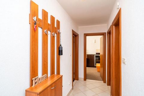 Apartment Promenada is a one bedroom apartment with parking located in the immediate vicinity of the ever popular Lapad Bay promenade. As such located within a few minutes walk of the apartment is a large supermarket, numerous bars and restaurants an...