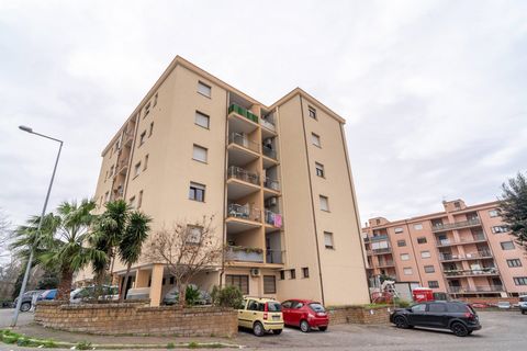 Dans le quartier Top 16, et précisément dans la Via Giovanni Falcone, nous proposons à la vente un appartement au 5ème et dernier étage dans un immeuble récemment achevé avec un bonus de 110%, équipé d'un double parking et d'une cave. D'une superfici...
