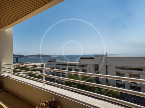 In Algés, good 2 bedroom apartment with great solar exposure (east / west / South) and with river and sea views. Building built in 2007 with high quality finishes and very good taste. It is in excellent condition. It comprises: - Fully equipped kitch...