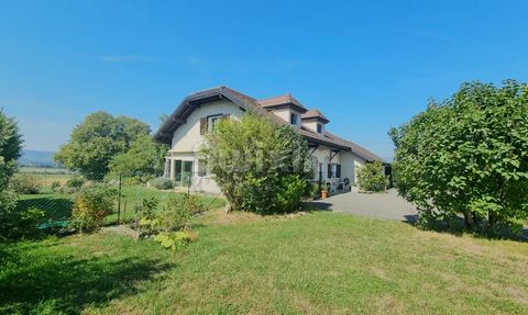 Ref GRMHT1783 In the town of Viry, in a quiet hamlet and in a rural environment, this beautiful house benefits from proximity to amenities and access to Switzerland. On the ground floor, a pretty living room with cathedral height extends to a heated ...