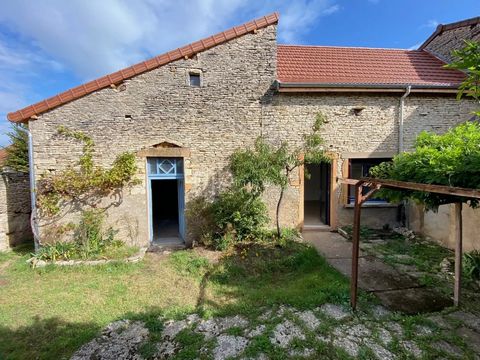 15 minutes north-west of Cluny in the heart of a typical village of Cluny, this former café has been the subject of a major renovation and now offers about 125 m² of living space with the magnificent old dance hall of 80 m² to be converted. The house...