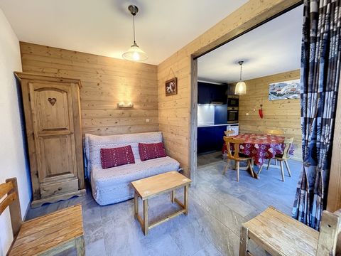 Quiet and tranquil area in Valloire... 500m from the centre for shops, ice rink and other activities. This completely renovated accommodation will seduce you! Located on the 1st floor facing SOUTH, it consists of an entrance to the living room with i...