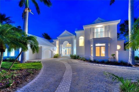 A wonderfully inviting residence in the heart of the island with beautiful easterly views across the wide 15th fairway to preservation land beyond. This architectural charmer features soaring ceilings with custom millwork, a beautifully remodeled poo...