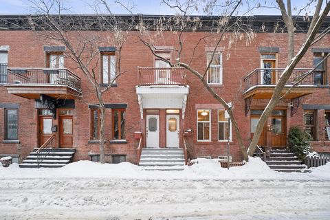 DOUBLE OCCUPANCY! Superb duplex located in Plateau-Mont-Royal, close to all services, amenities, transportation, schools, a few minutes from Parc Mont-Royal and much more! Composed of a 7 1/2 with basement as well as a 5 1/2 on the 2nd floor, always ...