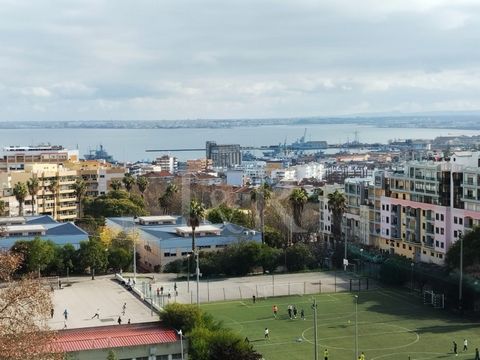 Fully refurbished 3-bedroom apartment for sale in Pragal, Almada, with a privileged location next to the 25 de Abril Bridge and stunning views of the Tagus River and Cristo Rei. Set in a building in good condition with two elevators, the apartment co...