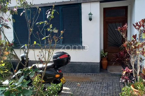 Property ID: ZMPT563876 3 bedroom semi-detached house in São Roque near Tecnopolo, with 218m2 of plot and 125m2 of floor area. Floor 0 consists of: -Kitchen -Dining room -Living room - Laundry room and pantry Floor 1 is distributed by: - Entrance hal...