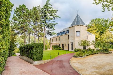 Situated between the Dudden Park and the Avenue Albert, we invite you to discover this beautiful classical residence with its façade in French stone, with a total surface area of ± 1,500 m², set on a 48a95ca wooded plot of land, sheltered from view w...