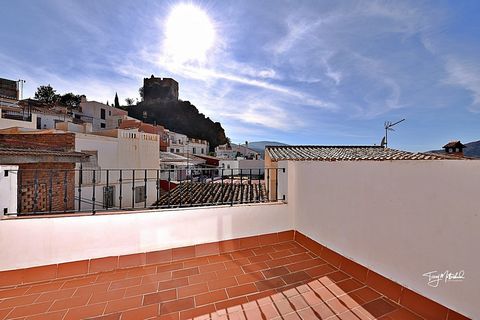 Fully reformed two bed townhouse in Velez de Benaudalla with ground floor patio and two roof terraces. Located within a five minute walk of the town's church and main street with it's bars, shops and banks etc., this reformed three storey t...