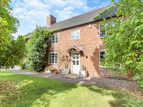 Deze halfvrijstaande woning aan Priorslee Road in Shifnal is nu beschikbaar voor residentiële verkoop. Het beschikt over drie slaapkamers, waaronder een eigen badkamer, een Jack & Jill-badkamer en een serre die extra leefruimte biedt. De woning profi...