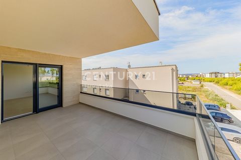 PRIVLAKA, ZADAR - LUXURIOUS NEW BUILDING, REDUCED, APARTMENT WITH LARGE TERRACE! In Privlaka, not far from Zadar, a spacious apartment is for sale on the second floor of a building that extends over three floors (ground floor and 2nd floor) with a to...