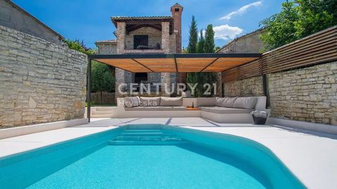 Esta hermosa casa de piedra se encuentra en un pueblo tranquilo a 20 km de Poreč y del mar. La planta baja consta de salón, cocina, comedor y aseo. En la primera planta hay 2 dormitorios, un baño y un balcón. En el jardín, hay un estacionamiento, una...