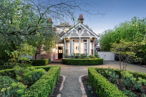 Deze prachtige Edwardiaanse residentie, de oorspronkelijke boerderij van het gebied, is briljant gerenoveerd en uitgebreid met ongeëvenaarde designflair om het ultieme familieheiligdom te creëren, genesteld in een adembenemende tuin van ongeveer 1654...