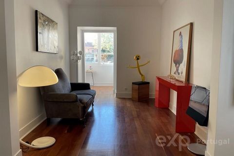 Descubra este encantador apartamento  T4/T3 remodelado, localizado em Campo de Ourique-Amoreiras, Lisboa, disponível para venda numa das zonas mais procuradas da cidade. Situado na rua Prof Sousa da Câmara , este imóvel remodelado, oferece um espaço ...