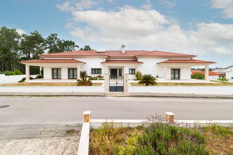 Excellente maison de plain-pied T5, située dans la paroisse de Maceira, dans la municipalité de Leiria. Entourée d'espaces verts, cette maison combine luxe et modernité, offrant ainsi le confort et la commodité de vivre dans une zone tranquille et pa...