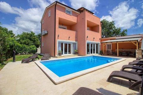 Villa with swimming pool just 300 meters from the beach in Medulin! The garden spreads over 505m2, and the house itself over 360m2. The large spacious house can accommodate up to 14 people. The beautifully decorated interior offers 6 bedrooms with 6 ...