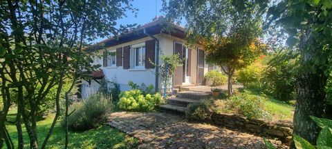 Karine, votre conseillère PROPRIETES-PRIVEES, vous propose de visiter cette charmante maison de 1973, au calme car dans impasse sur la commune d'Audincourt. . Sur un terrain clos et arboré d'environ 6 ares 50. . Elle se compose de : Au sous-sol : - u...