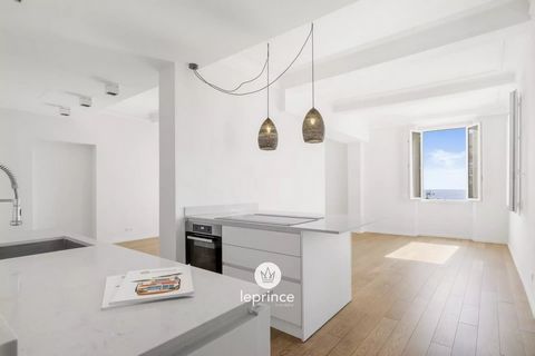 Nice - Ponchettes : Emplacement d'exception rue des Ponchettes, somptueux appartement 4/5 pièces de 143 m² offrant une vue imprenable sur la Méditerranée et la Baie des Anges, adossé au Cours Saleya, face à la mer et à la Promenade des Anglais. Entiè...