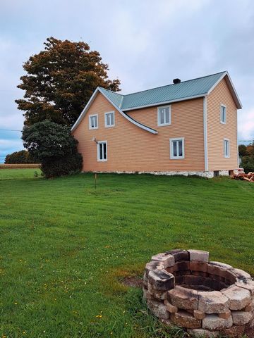 Jolie Fermette avec une maison de campagne de 1853 avec un paysage à couper le souffle. Possibilité de garder des chevaux et autre animaux. Sur une superficie de terrain 1/2 acres a 50 minutes de ville de Québec. Ne manquez pas cette occasion unique ...