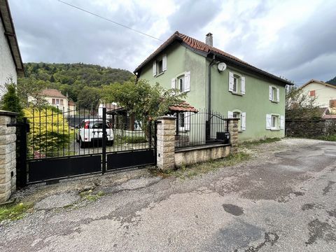 Plancher-les-Mines (70) Solène en Manu, bieden dit herenhuis van ongeveer 140 m2 woonoppervlak te koop aan, bestaande uit: Op de begane grond: veranda, dubbele woon/eetkamer, semi open keuken, doucheruimte met W.C. Boven: mezzanine die leidt naar 3 s...