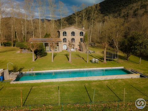 Exclusief, een boerderij met traditionele Catalaanse architectuur die volledig is gerestaureerd, in de regio La Garrotxa, precies in Sant Joan les Fonts en tien minuten van de stad Olot, met een perceel van bijna drie hectare. De boerderij heeft onge...