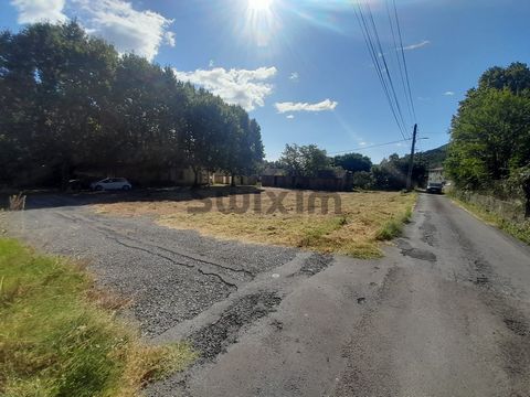 Une occasion à ne pas râter pour un investisseur ou un particulier ! Terrain à bâtir dans un joli village entre le Gard et l'Ardèche d'une superficie de 1133m2, viabilisé pour une surface planchée de 250m2. N'hésitez pas à me contacter pour tout ren...