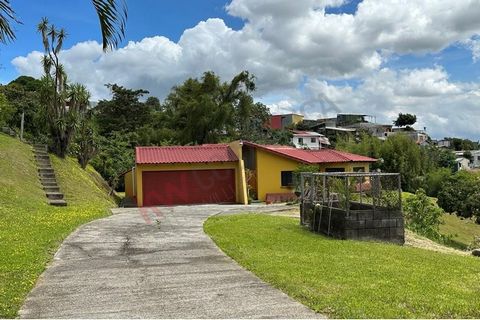 Encantadora casa en venta en la tranquila comunidad de San Antonio de Escazú, construida en un solo nivel para disfrutar de un estilo de vida único y cómodo. Sus áreas son amplias, ventiladas e iluminada naturalmente, además, esta casa disfruta de la...