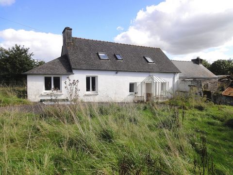 POULLAOUEN : en campagne, maison d'habitation comprenant au RDC : cuisine aménagée ouverte sur salon/salle à manger avec poêle à granules, chambre, cellier/buanderie, salle d'eau et WC; à l'étage : palier, dégagement, chambre, 2 bureaux (possibilité ...