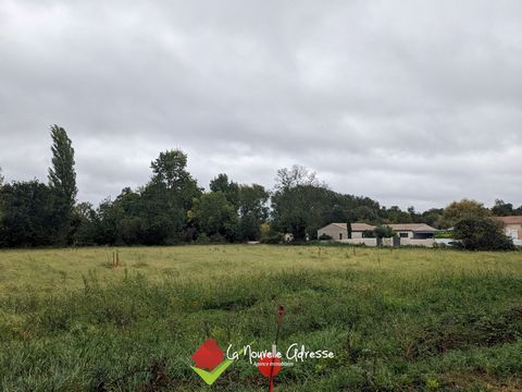 Nous vous proposons cette parcelle de terrain à bâtir d'une superficie d'environ 490m2. Elle n'est pas viabilisée mais les réseaux sont en bordure de terrain. Libre choix du constructeur Nous vous apportons tous renseignements au ...