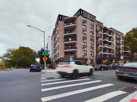 Geräumiges Co Op mit einem Schlafzimmer und einem Badezimmer in Pelham Parkway South. Zu den Annehmlichkeiten gehören Gemeinschaftsbereiche wie ein Billardtisch, ein gemeinsamer Essbereich, eine Lounge, ein Garten und Parkplätze.