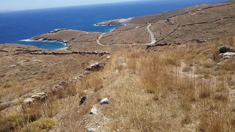 AEGEAN SEA-CYCLADES-YTHNOS Petrousa (proche d’Aghios Dimitrios). A vendre une parcelle de 4.042 m2, non incluse dans le plan de la ville, angulaire, permis de construire, avec nouveau plan topographique, 520m de distance de mer, amphithéâtre, vue dég...