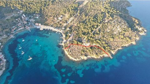 Grundstück am Meer zum Verkauf in Poseidonio, Samos. Das Grundstück von 10.000 m², Ecke, befindet sich in einem Wohngebiet, außerhalb des Stadtplans. Geeignet für Investitionsprojekte. Preis 3.000.000 Euro