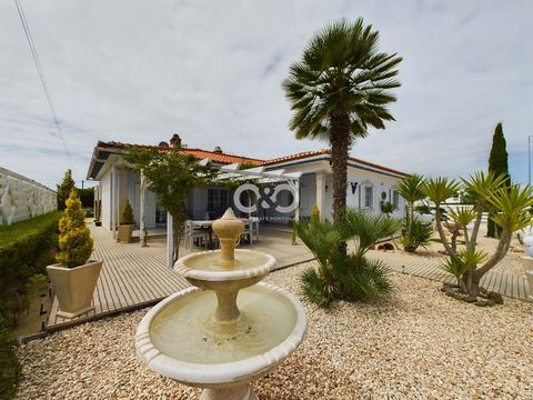 O&O hat das Vergnügen, Ihnen diese wunderschön eingerichtete Villa in Paisagem Oceano, Aljezur, zu präsentieren. Ursprünglich im Jahr 2007 erbaut, wurde diese schöne Villa in den letzten Jahren komplett zu einem extrem hohen Standard umgebaut und ges...