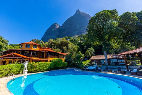 Spectacular mansion all renovated in São Conrado, the most exuberant neighborhood in Rio de Janeiro, surrounded by mountains, forest and sea. Located in a gated community with security, the house has on the first floor with a living room, office, din...