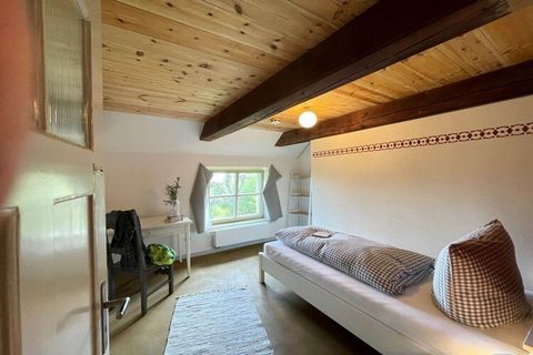 Die Wohnung ist für bis zu 5 Personen ausgestattet. Es steht ein Einzelzimmer, ein Schlafzimmer mit einem Doppelbett sowie ein Schlafzimmer mit zwei Einzelbetten zur Verfügung. Im Obergeschoß steht eine Schlafkammer mit einem Bett, eine Schlafkammer ...