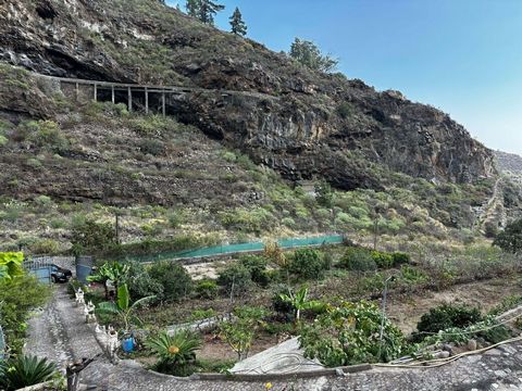 Ubicada en un idílico entorno rural, esta encantadora vivienda es el refugio perfecto para quienes buscan tranquilidad y conexión con la naturaleza. Con un estilo cálido y rústico está rodeada de amplios espacios verdes y ofrece impresionantes vistas...