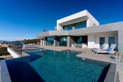 READY TO MOVE INTO NOW! The cutting-edge design of this new villa seamlessly blends with the exclusive surroundings. The villa faces south west and is built on a 1,168m² plot of land where you can enjoy amazing sunsets. Being the epitome of quality a...