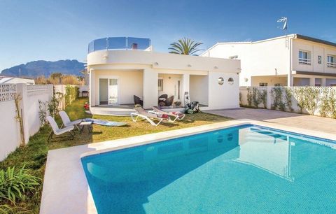 An einem der schönsten Strände an der Costa Blanca,~Dieses moderne und elegante Haus mit privatem Pool befindet sich direkt am Strand von Deveses in Denia. Das Haus wurde liebevoll und geschmackvoll eingerichtet und garantiert einen angenehmen Aufent...