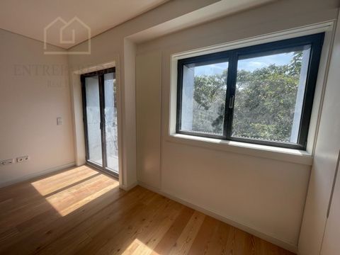 Apartamento T0 novo, com arrumos, para comprar no Bairro do Bonfim - Porto, junto ao Campo 24 de Agosto. Este apartamento T0 no Bairro do Bonfim, Porto, é uma excelente opção tanto para quem busca uma residência moderna quanto para quem deseja invest...