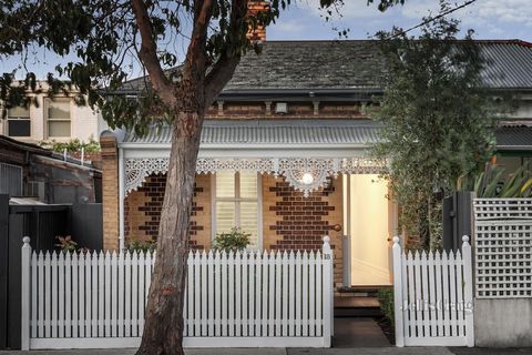 Una llamativa fachada de ladrillo Hawthorn se combina con un exquisito encaje de hierro para crear una introducción tradicional a una serie de espacios interiores bellamente renovados. Los amplios suelos de madera fluyen a través de una planta lumino...