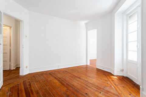 Venha conhecer este excelente apartamento, semi-remodelado, com 122 m² de área bruta privativa num prédio de charme, no Campo de Santana. Este apartamento situa-se num terceiro andar sem elevador, com janelas em todas as divisões que lhe conferem ime...